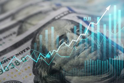 ダウ平均が前例なき急騰、過去最大の上げ幅に